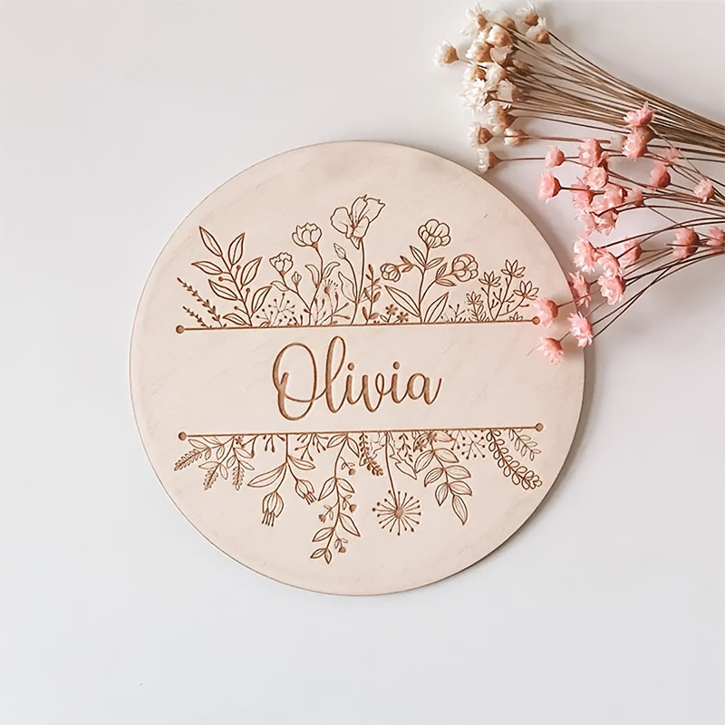 Home Decor Names - لوحة اسم محفورة بالزهور مخصصة، لافتة